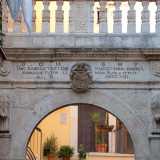 Di fronte a palazzo Pascale-Scarli, in fondo a vico Fortunato, scorgiamo Palazzo Cornale che prende il nome dalla famiglia di origine cremasca che segu� Isabella d'Aragona e si stabil� a Modugno dall�inizio del 500. A fare da portale d'ingresso � un arco a pieno sesto. Al centro dell'arco si rintracciano fregi di rosone e fogliame posti ai lati di un cacciaspiriti, maschera apotropaica. Sopra un'iscrizione in latino ci informa sulla data di costruzione dell'ingresso e sulle proprietarie dell'epoca: �A Dio ottimo massimo e alla beata Vergine Maria. Le sorelle Isabella e Anna Cornale hanno in possesso questa casa, il cui ingresso � stato costruito dal tutore abate Scarla. Anno del Signore 1658�